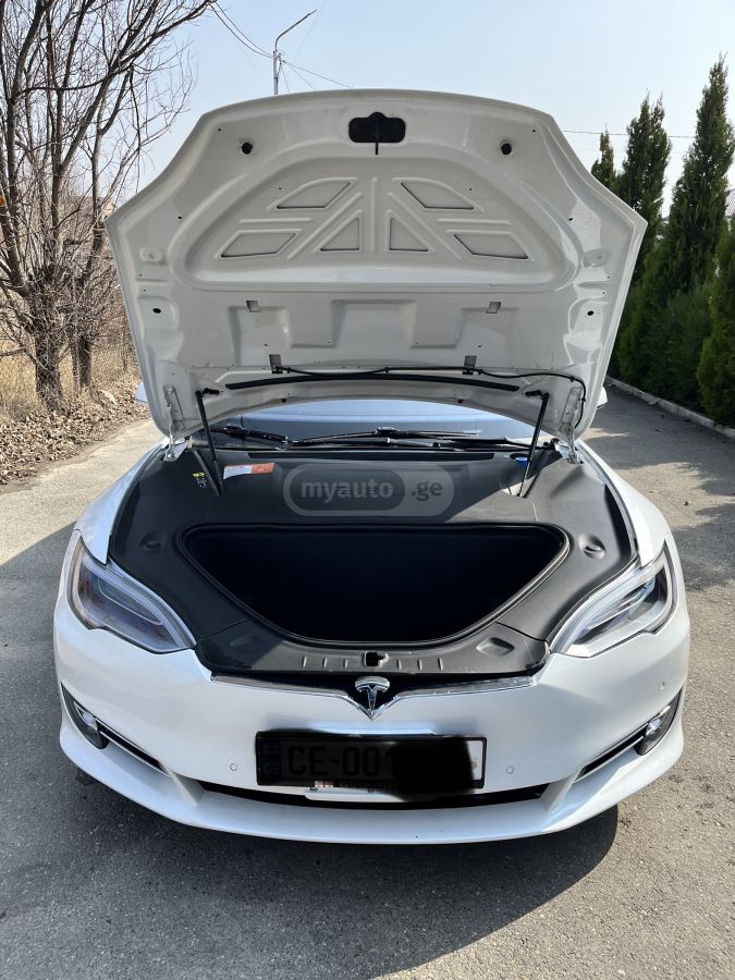 Tesla Model S - фото 1