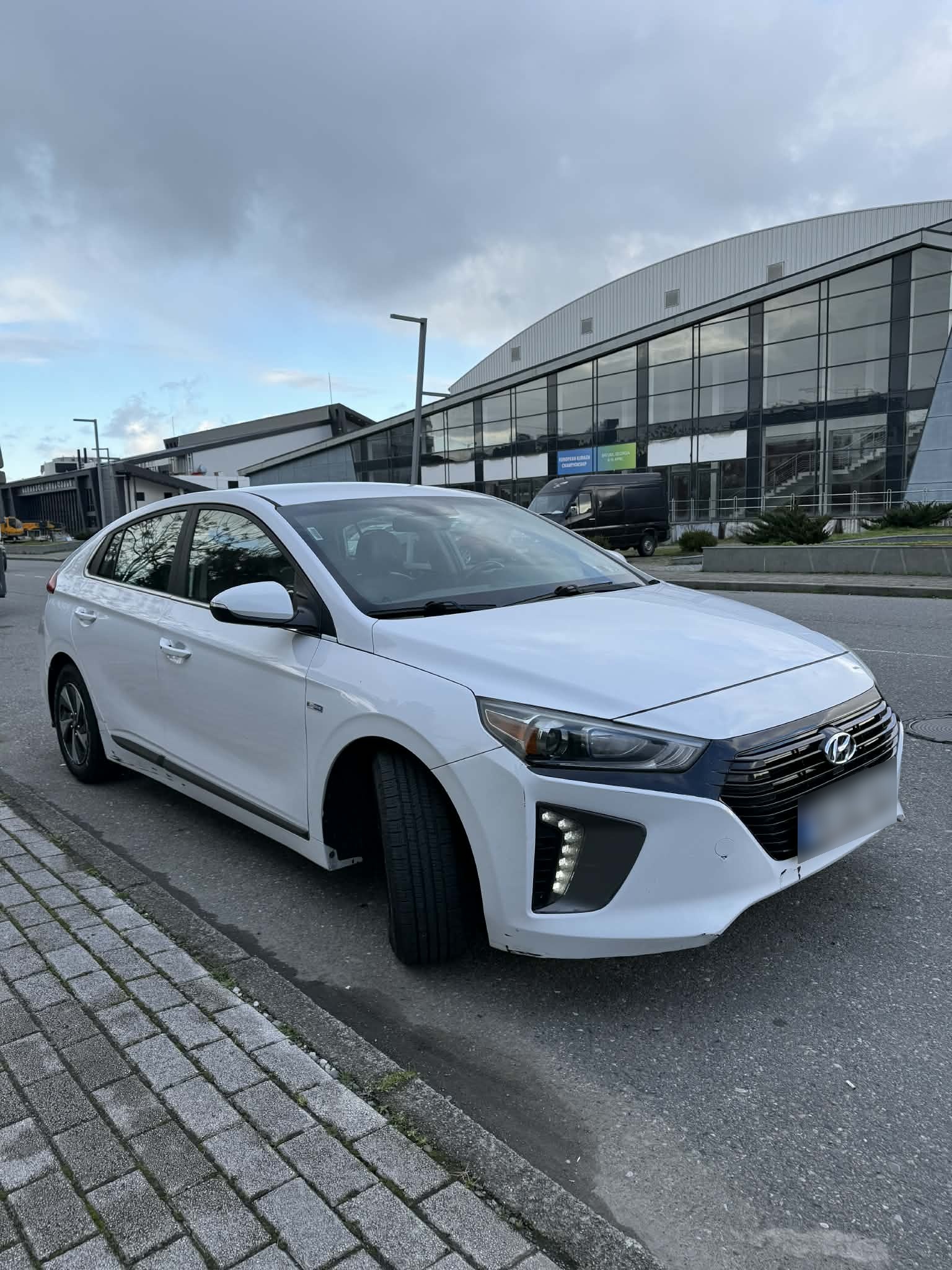 Hyundai Ioniq - фото 1