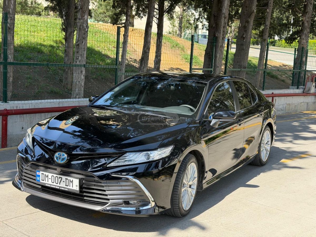 Toyota Camry - фото 1
