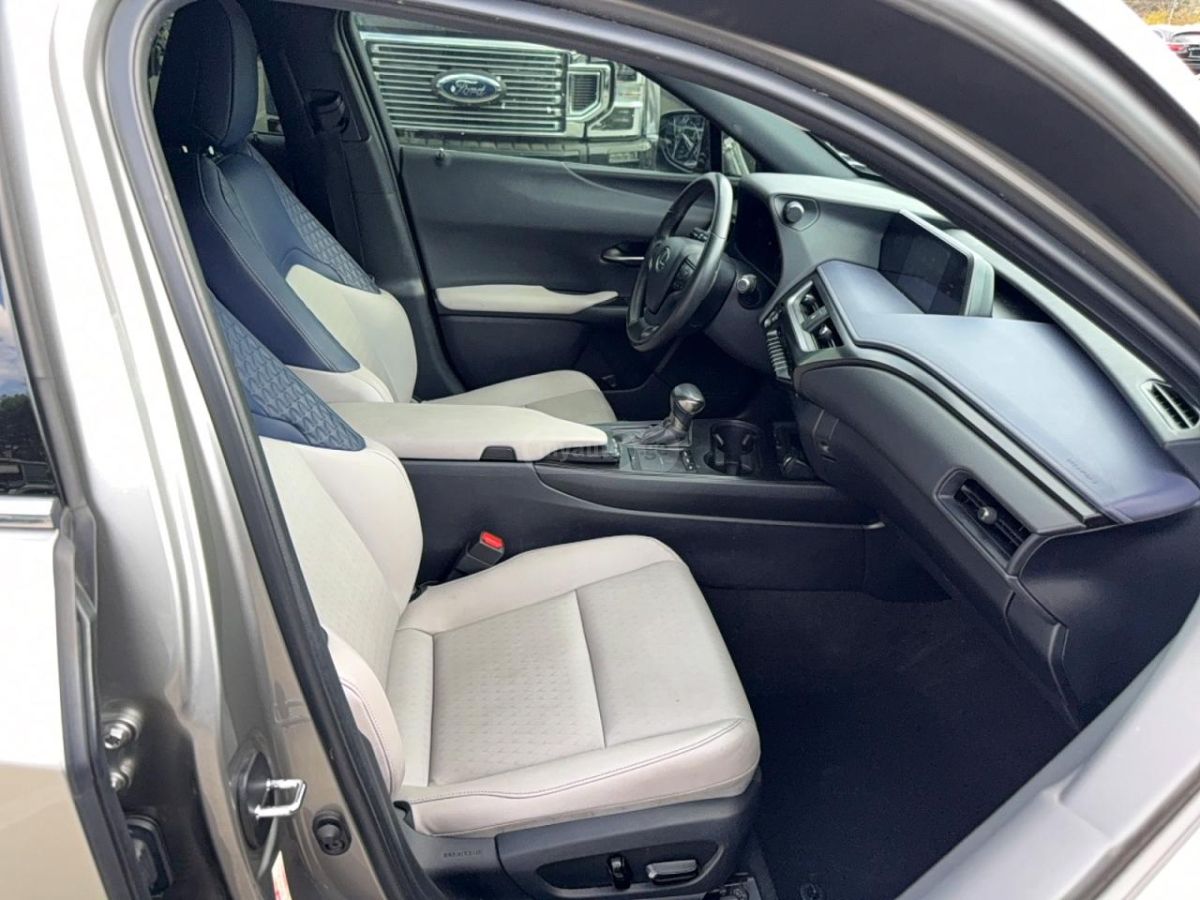 Lexus UX 200 - фото 1