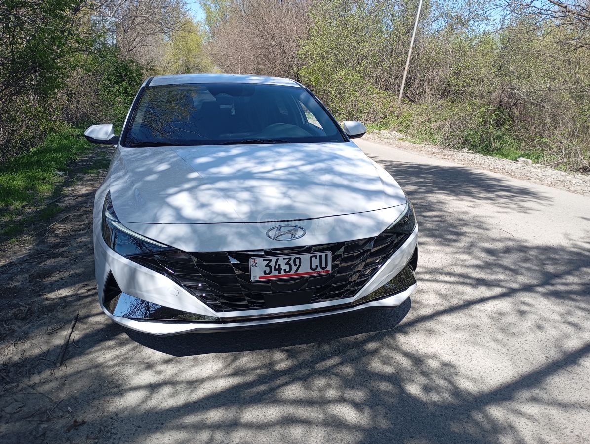 Hyundai Elantra - фото 1