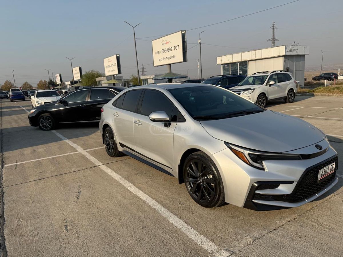 Toyota SE 4dr Sedan CVT — миниатюра 1