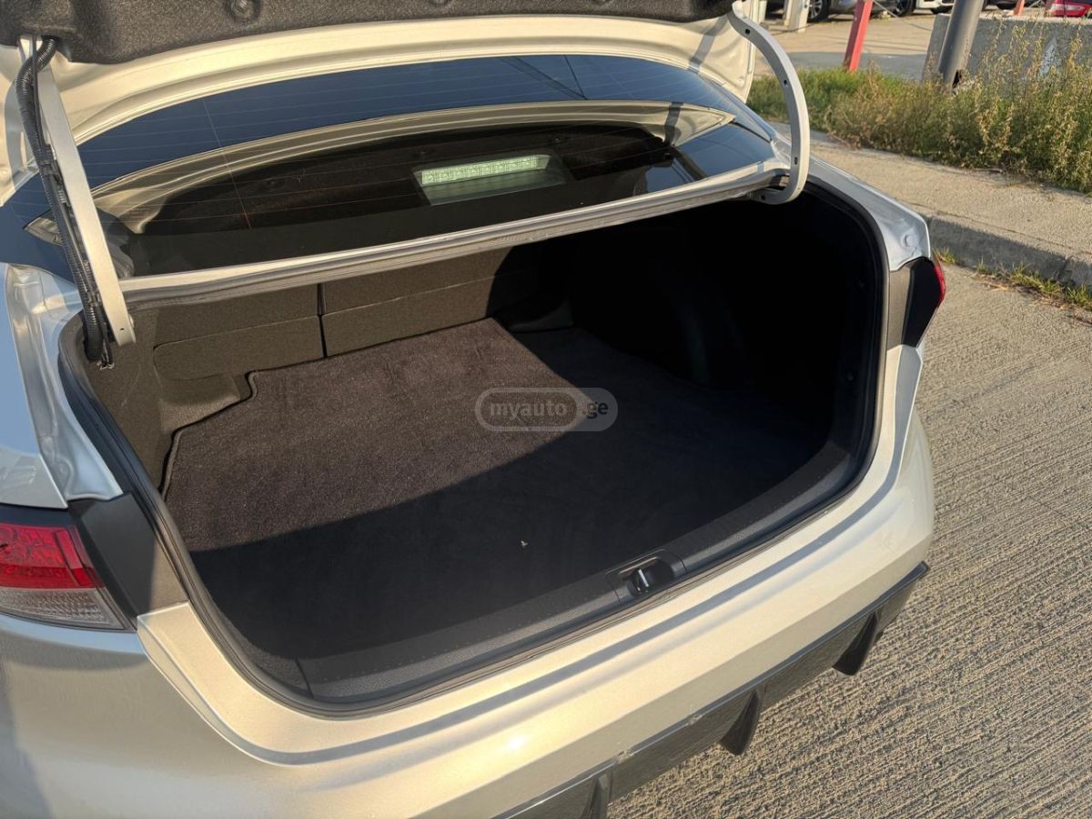 Toyota SE 4dr Sedan CVT — миниатюра 11