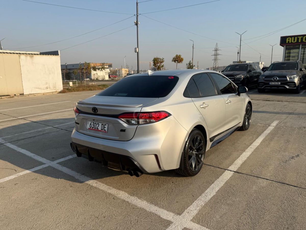 Toyota SE 4dr Sedan CVT — миниатюра 2