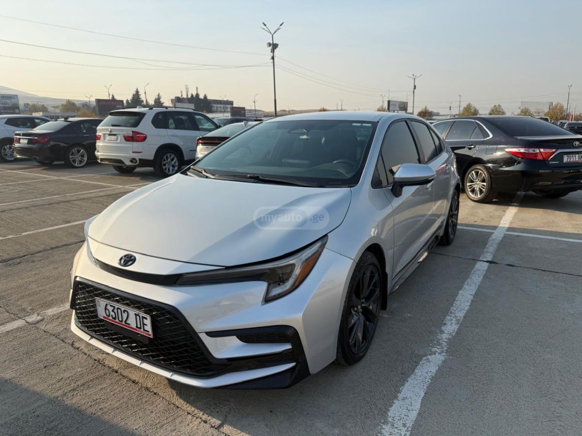 Toyota SE 4dr Sedan CVT — миниатюра 3