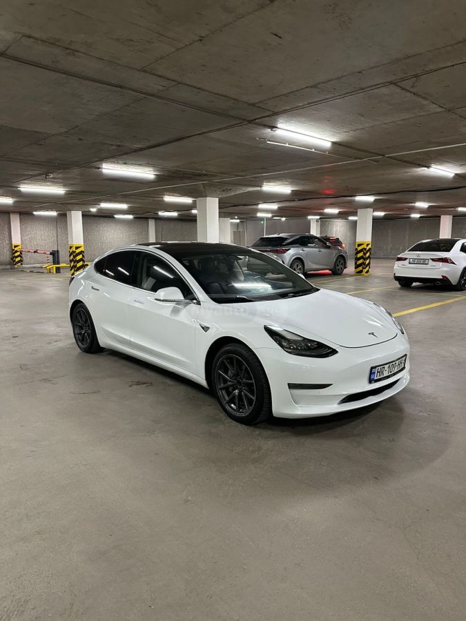 Tesla Model 3 - фото 1
