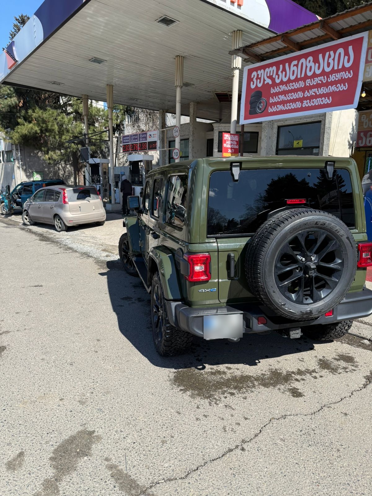 Jeep Sahara 4xe Unlimited — миниатюра 4