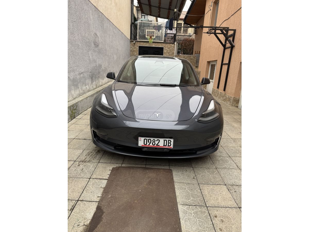 Tesla Model 3 - фото 1