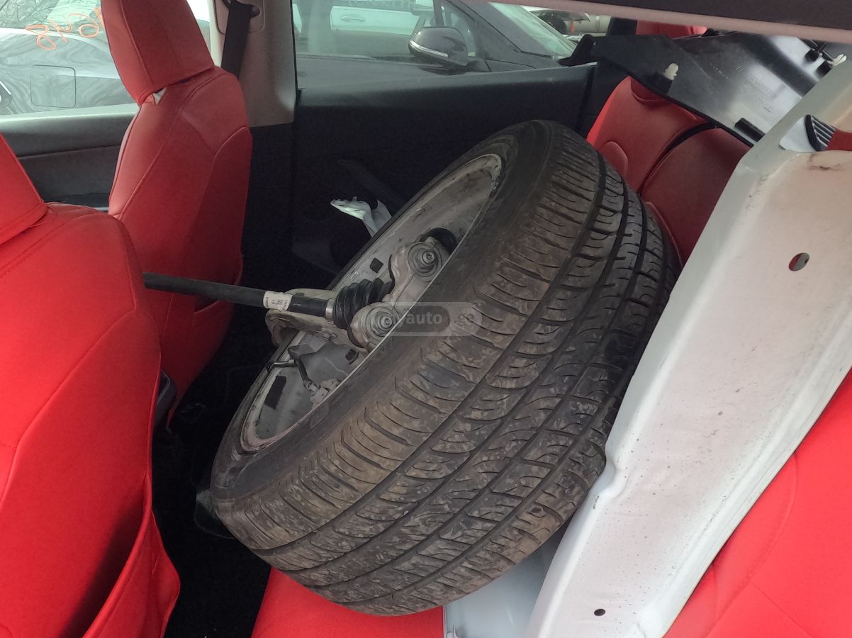 Tesla Model Y - фото 13