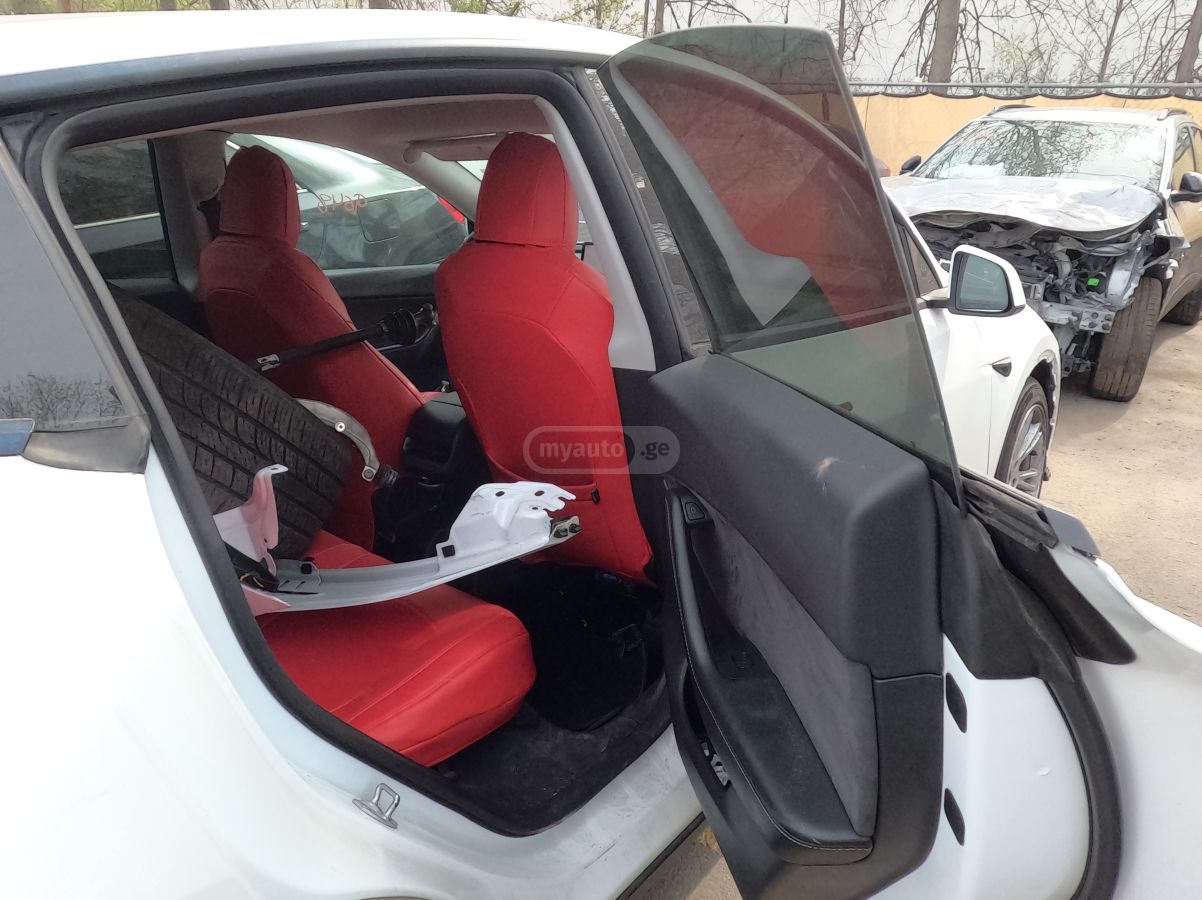 Tesla Model Y - фото 6