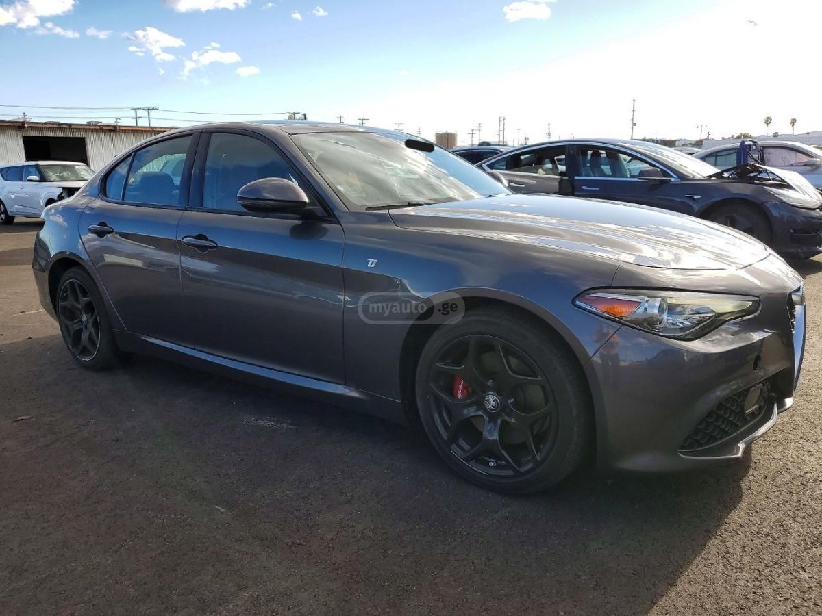 Alfa Romeo Giulia 2023 — миниатюра 1