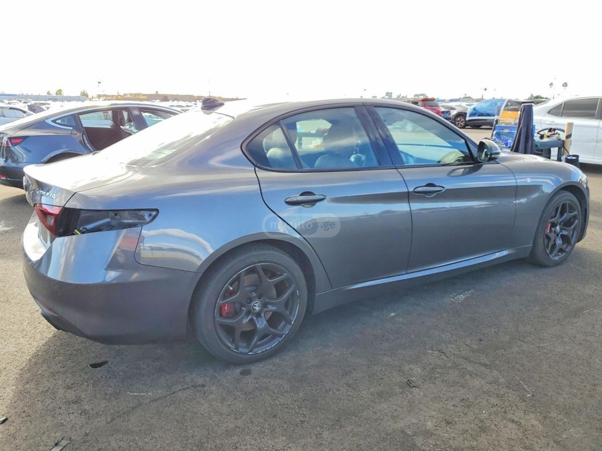 Alfa Romeo Giulia 2023 — миниатюра 5