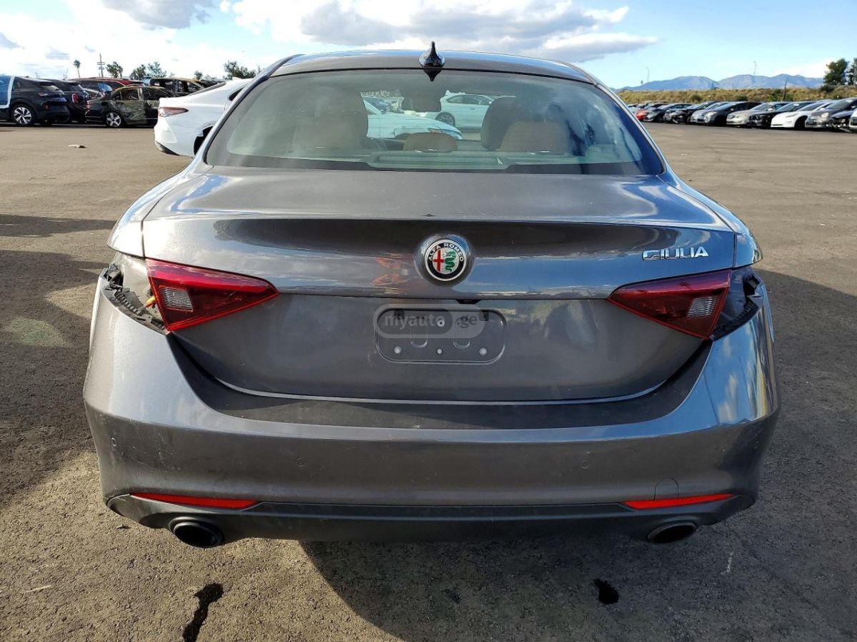 Alfa Romeo Giulia 2023 — миниатюра 6