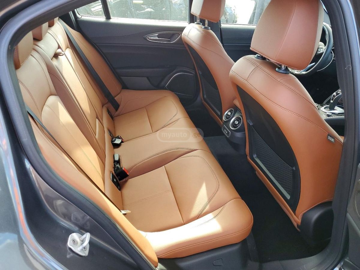 Alfa Romeo Giulia 2023 — миниатюра 9