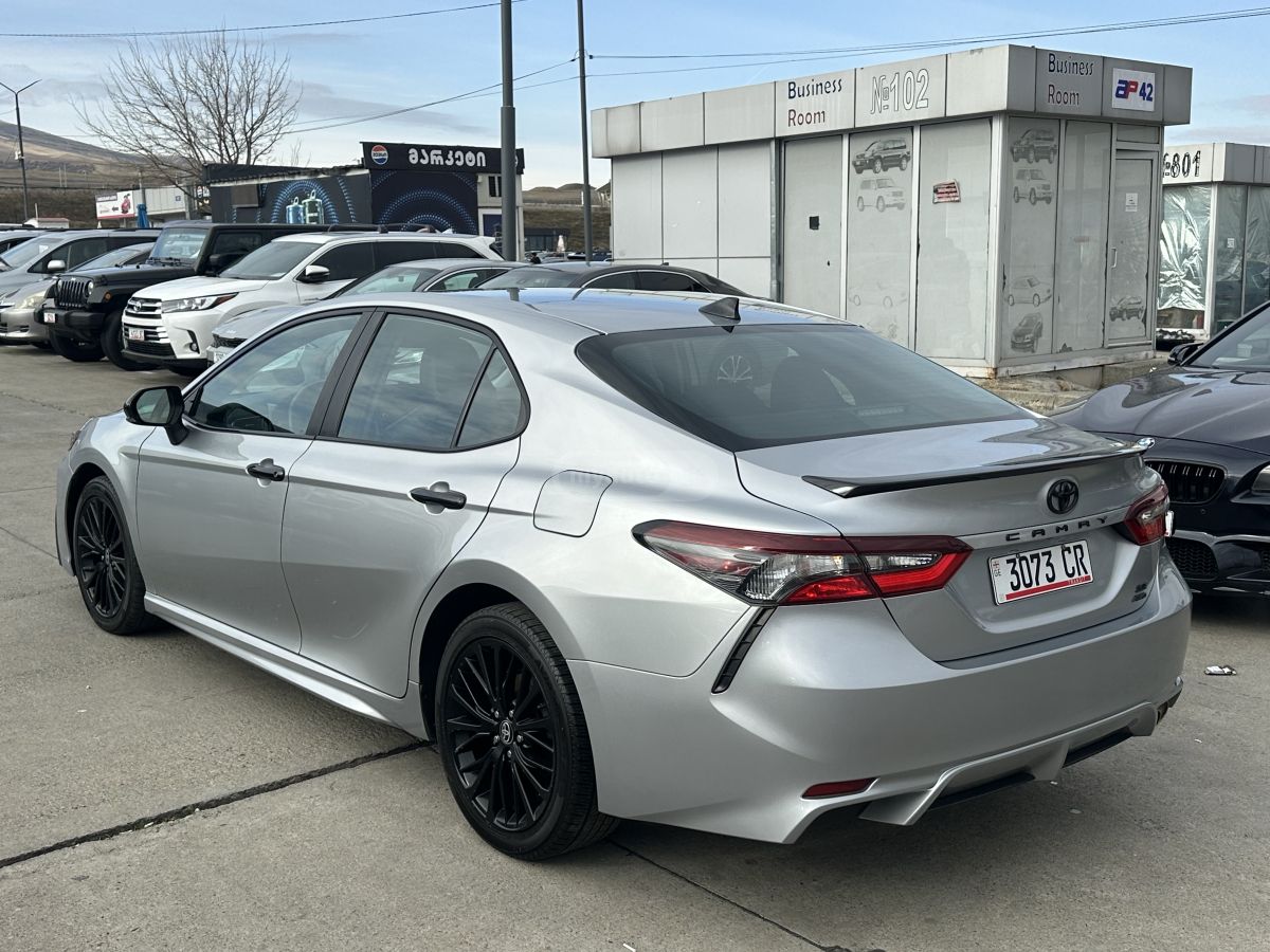 Toyota SE 4dr All-Wheel Drive Sedan A — миниатюра 2