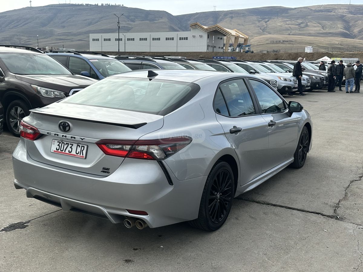 Toyota SE 4dr All-Wheel Drive Sedan A — миниатюра 3