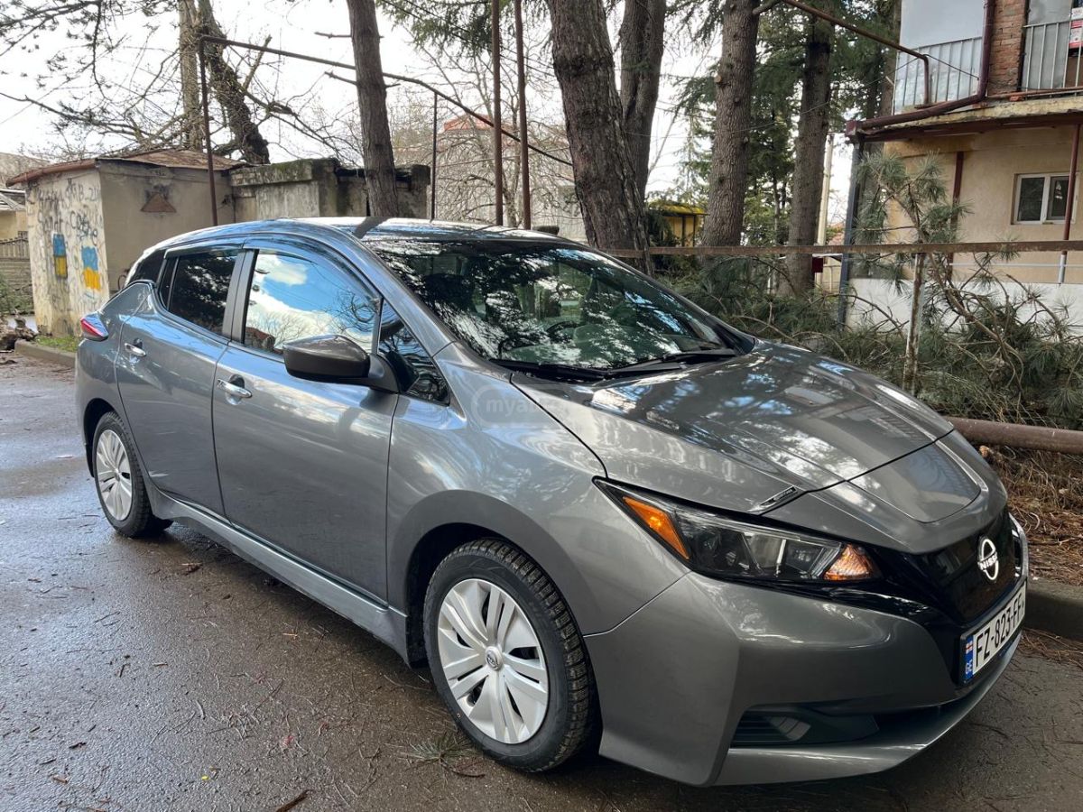 Nissan SV PLUS 4dr Hatchback Automati — миниатюра 1