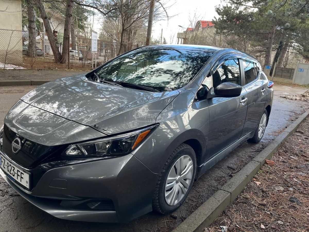 Nissan SV PLUS 4dr Hatchback Automati — миниатюра 2