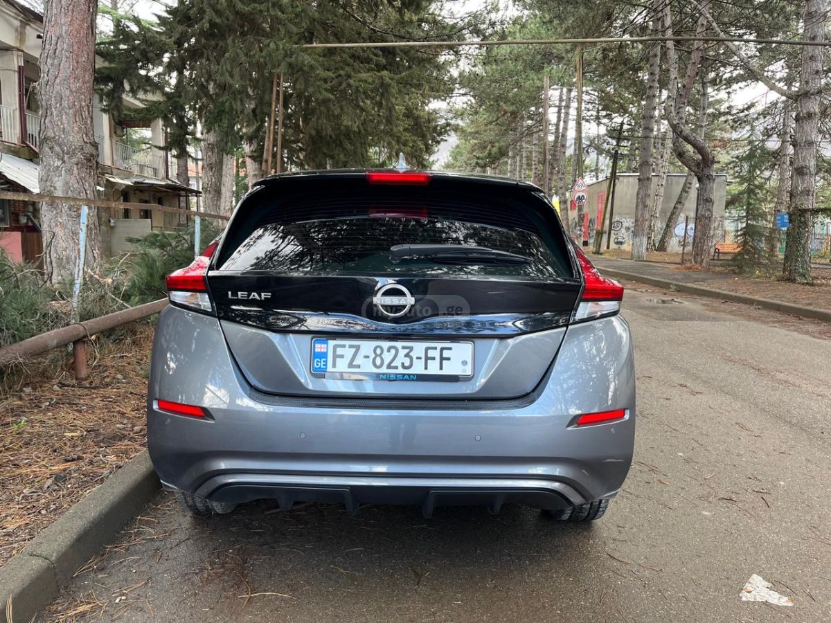 Nissan SV PLUS 4dr Hatchback Automati — миниатюра 3