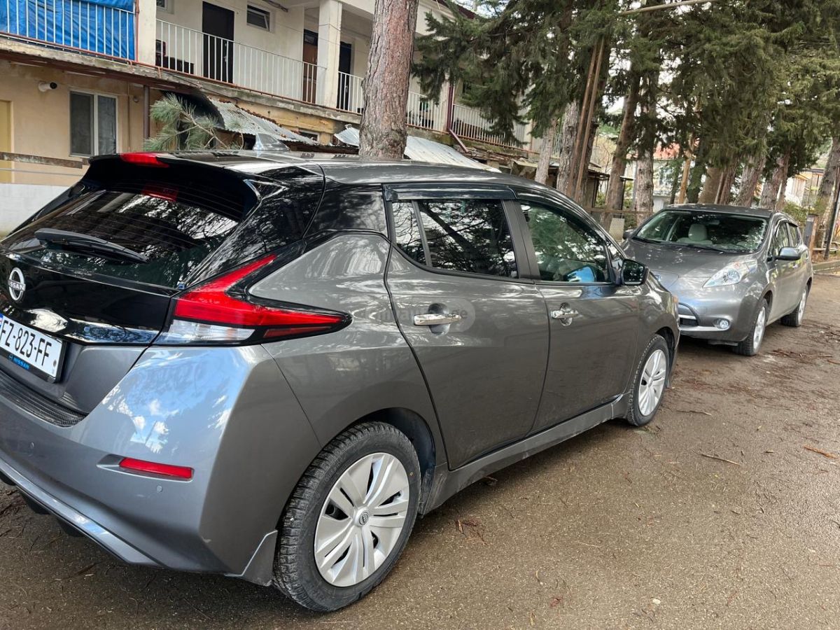 Nissan SV PLUS 4dr Hatchback Automati — миниатюра 4