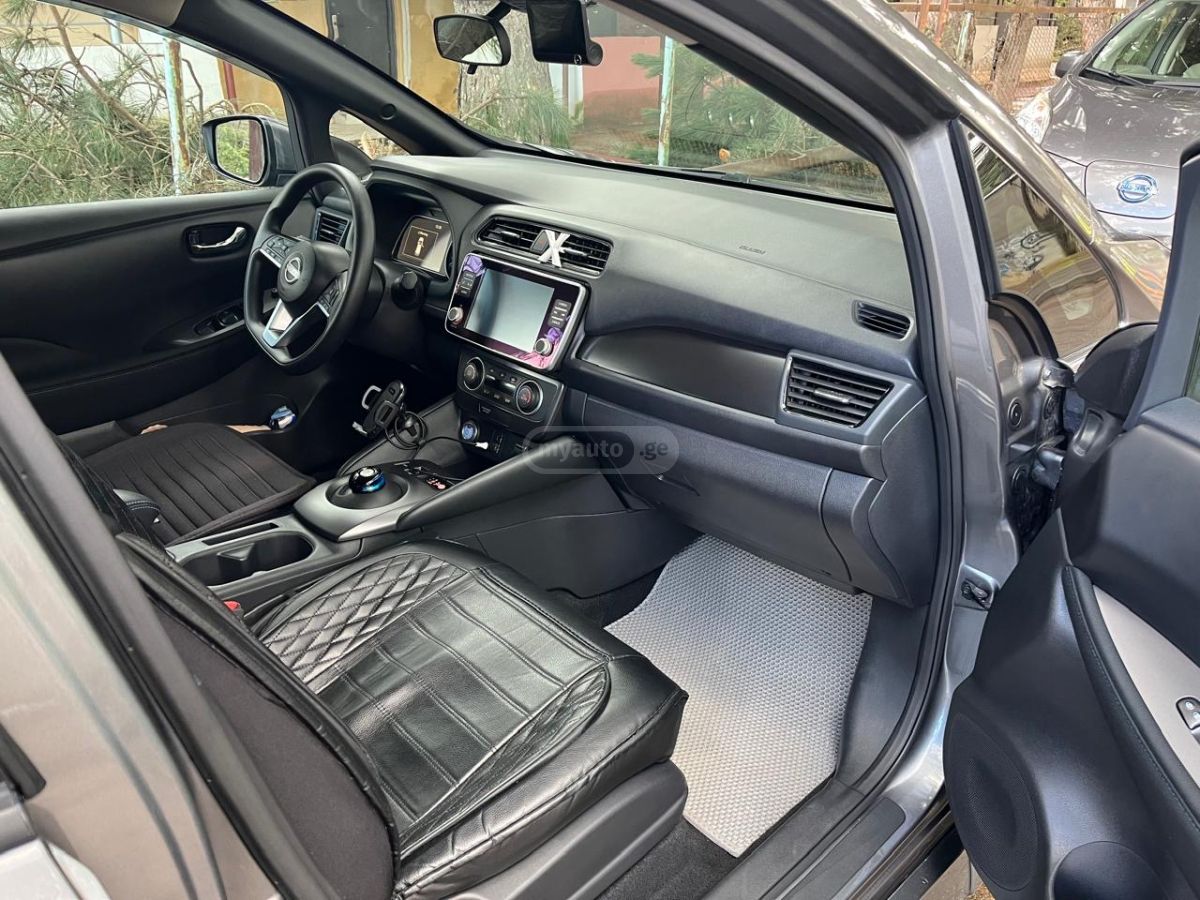 Nissan SV PLUS 4dr Hatchback Automati — миниатюра 6