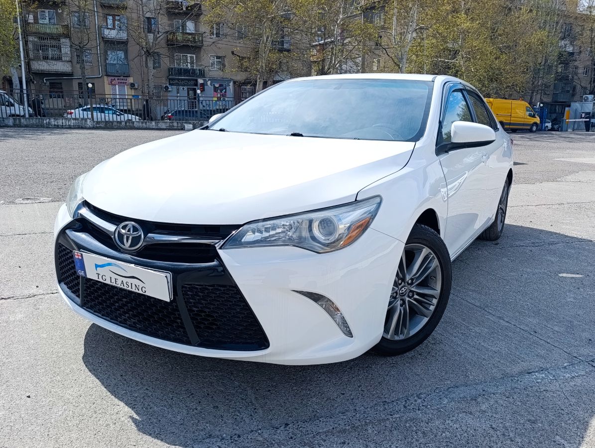 Toyota Camry - фото 1