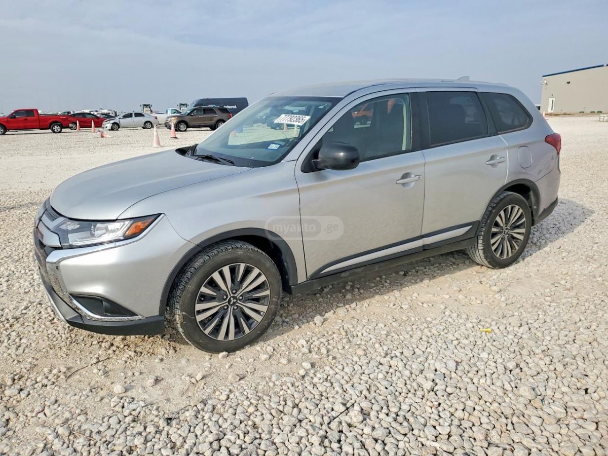 Mitsubishi Outlander - фото 1