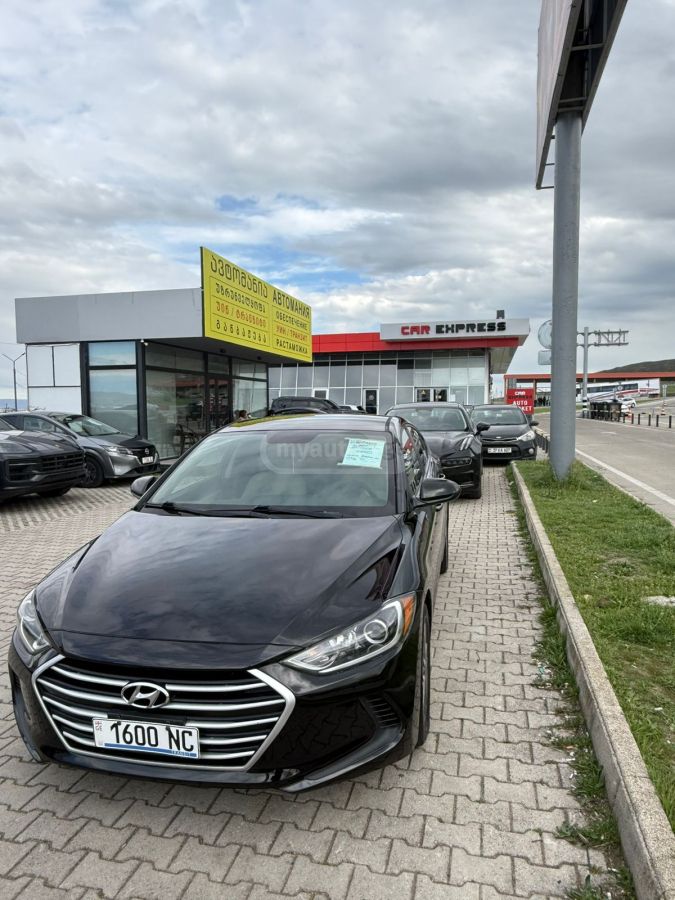 Hyundai Elantra - фото 1