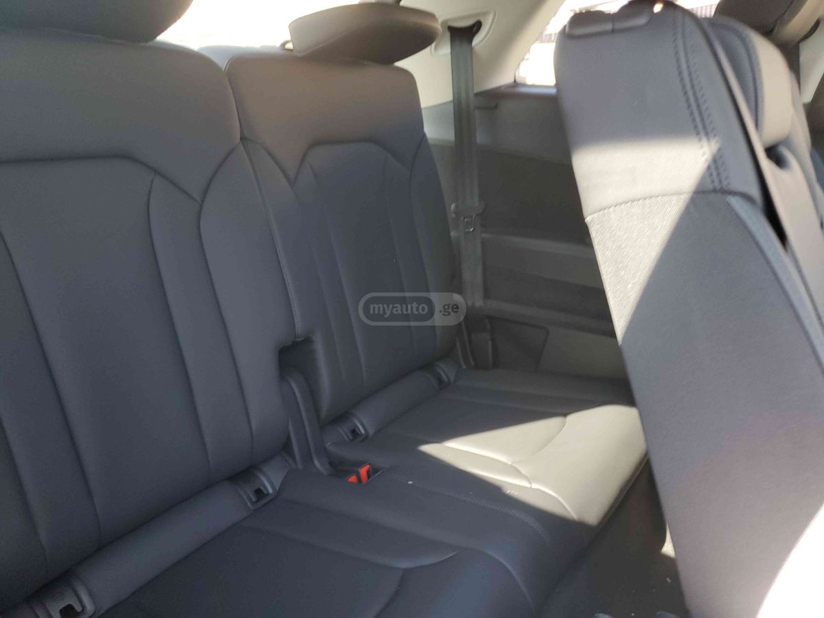 Audi Q7 - фото 11