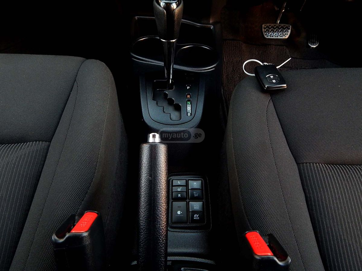 Toyota Aqua - фото 2