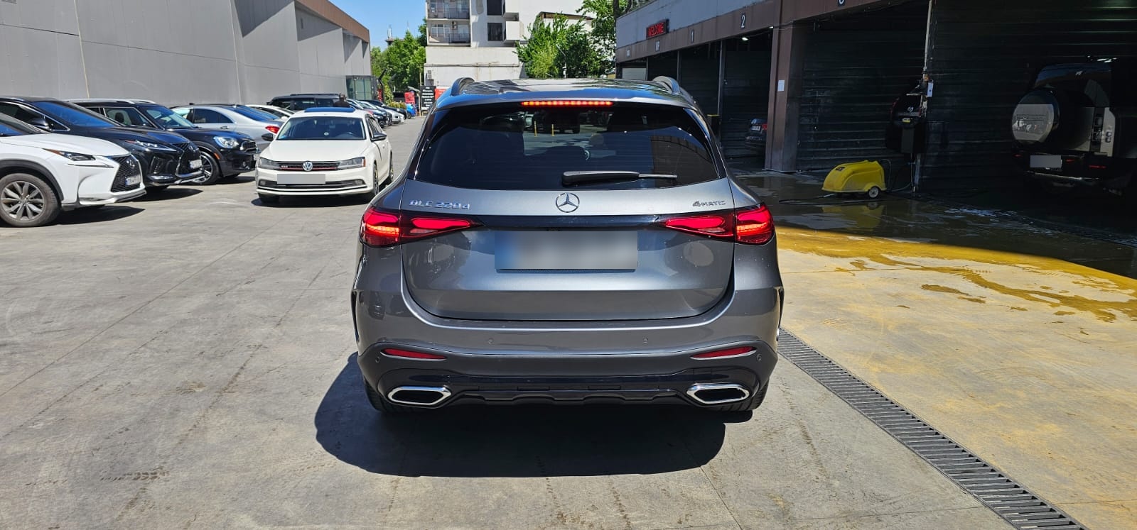 نمای دیگر Mercedes-Benz 2023