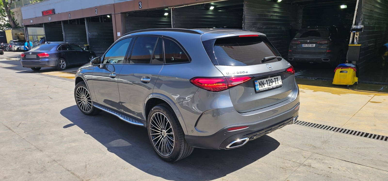 نمای دیگر Mercedes-Benz 2023