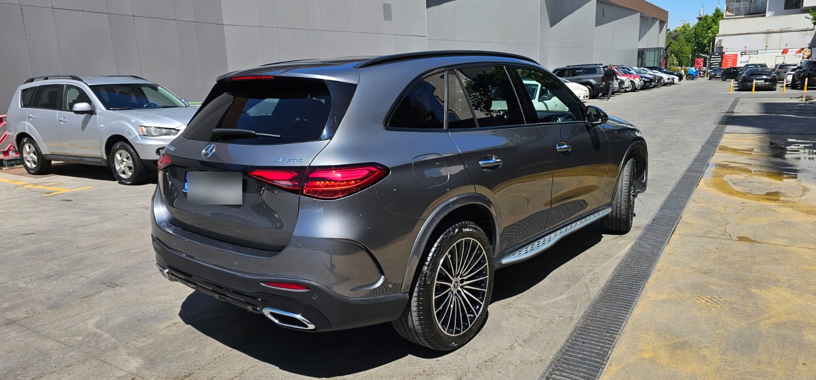 نمای دیگر Mercedes-Benz 2023