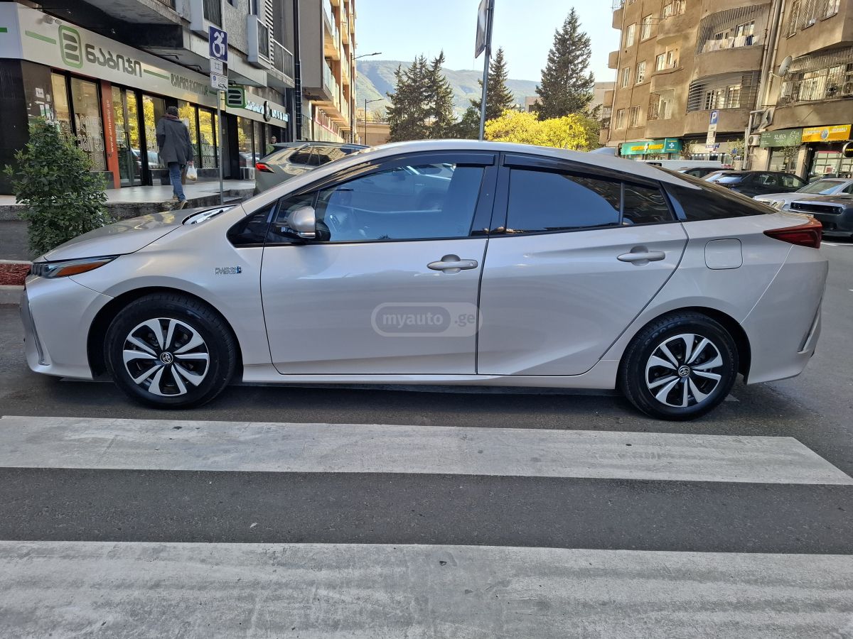 Toyota Prius - фото 1
