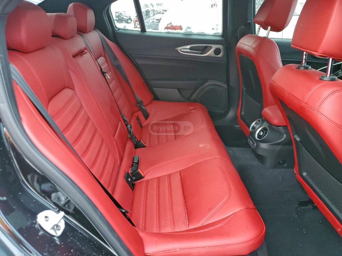 Alfa Romeo Giulia 2024 — миниатюра 10