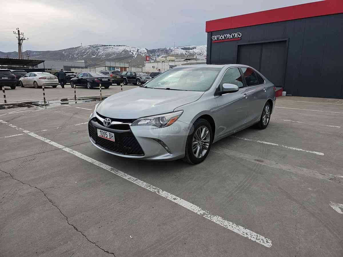 Toyota Camry - фото 1