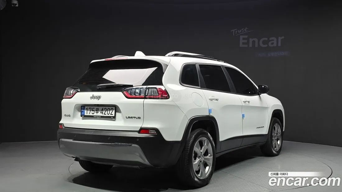 Jeep Cherokee - фото 2