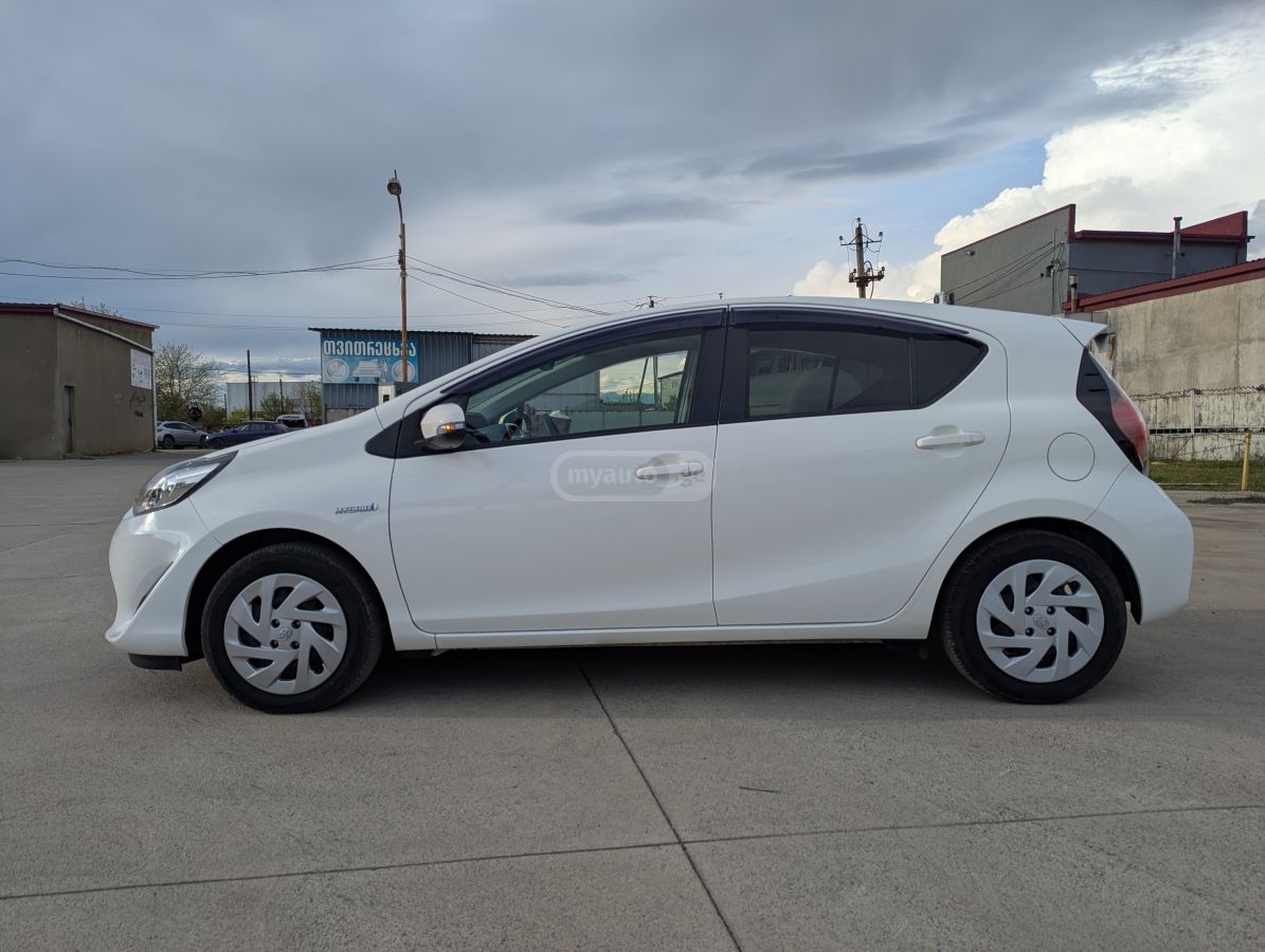 Toyota Aqua - фото 3