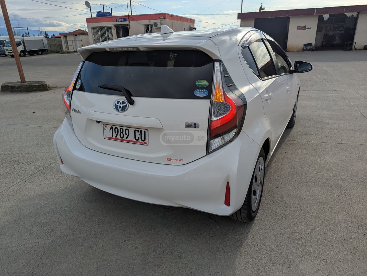 Toyota Aqua - фото 5