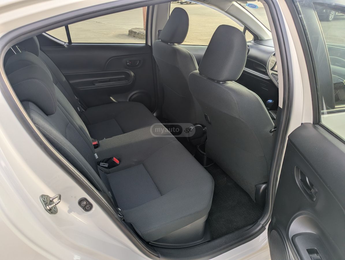 Toyota Aqua - фото 8