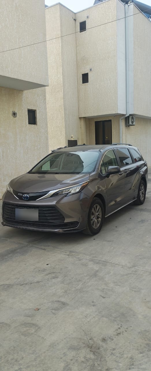 Toyota Sienna - фото 1