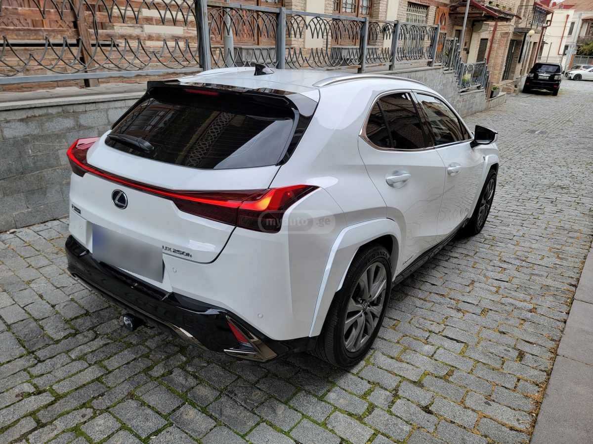 Lexus UX 250 h - фото 10
