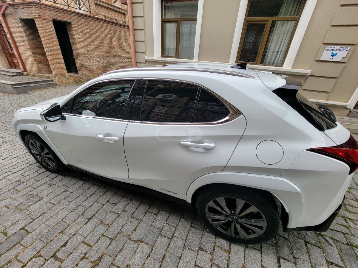 Lexus UX 250 h - фото 9