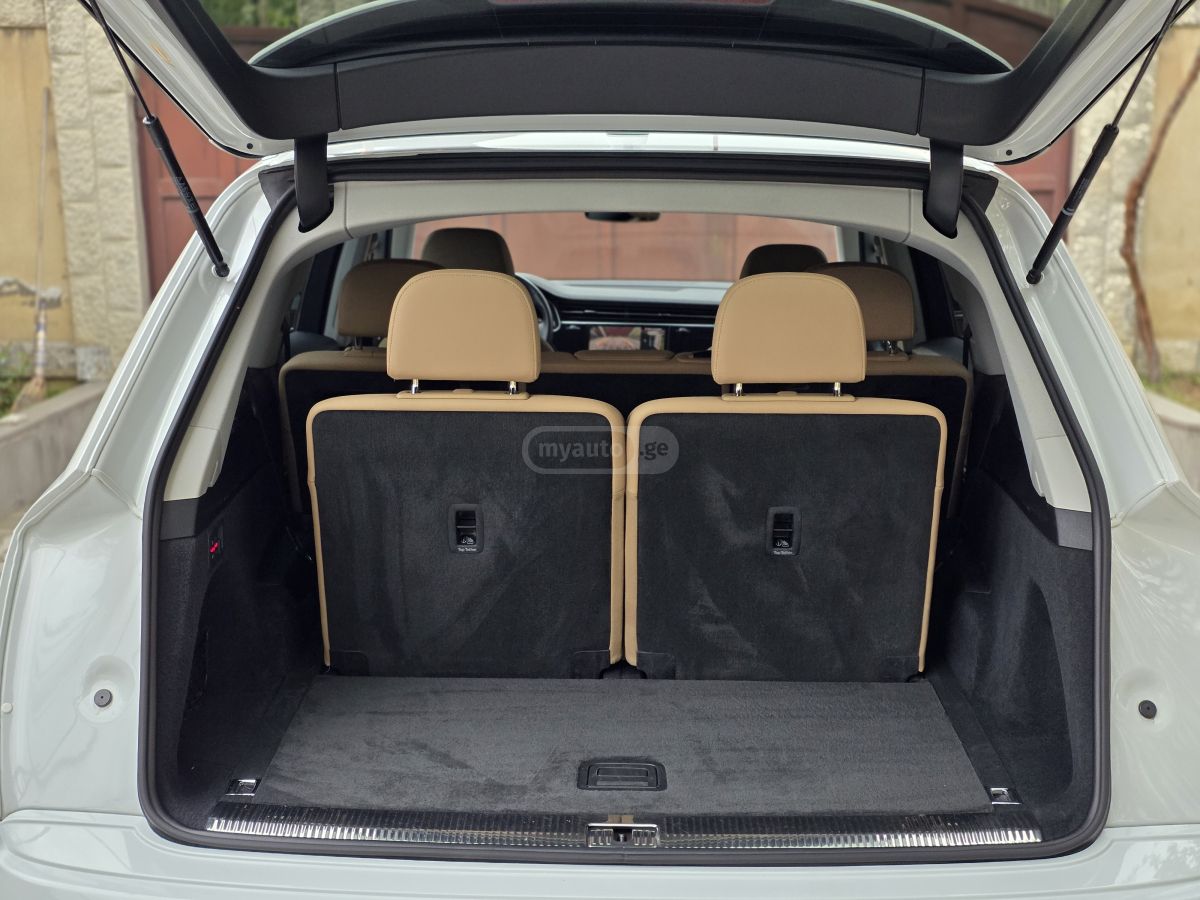Audi Q7 - фото 11