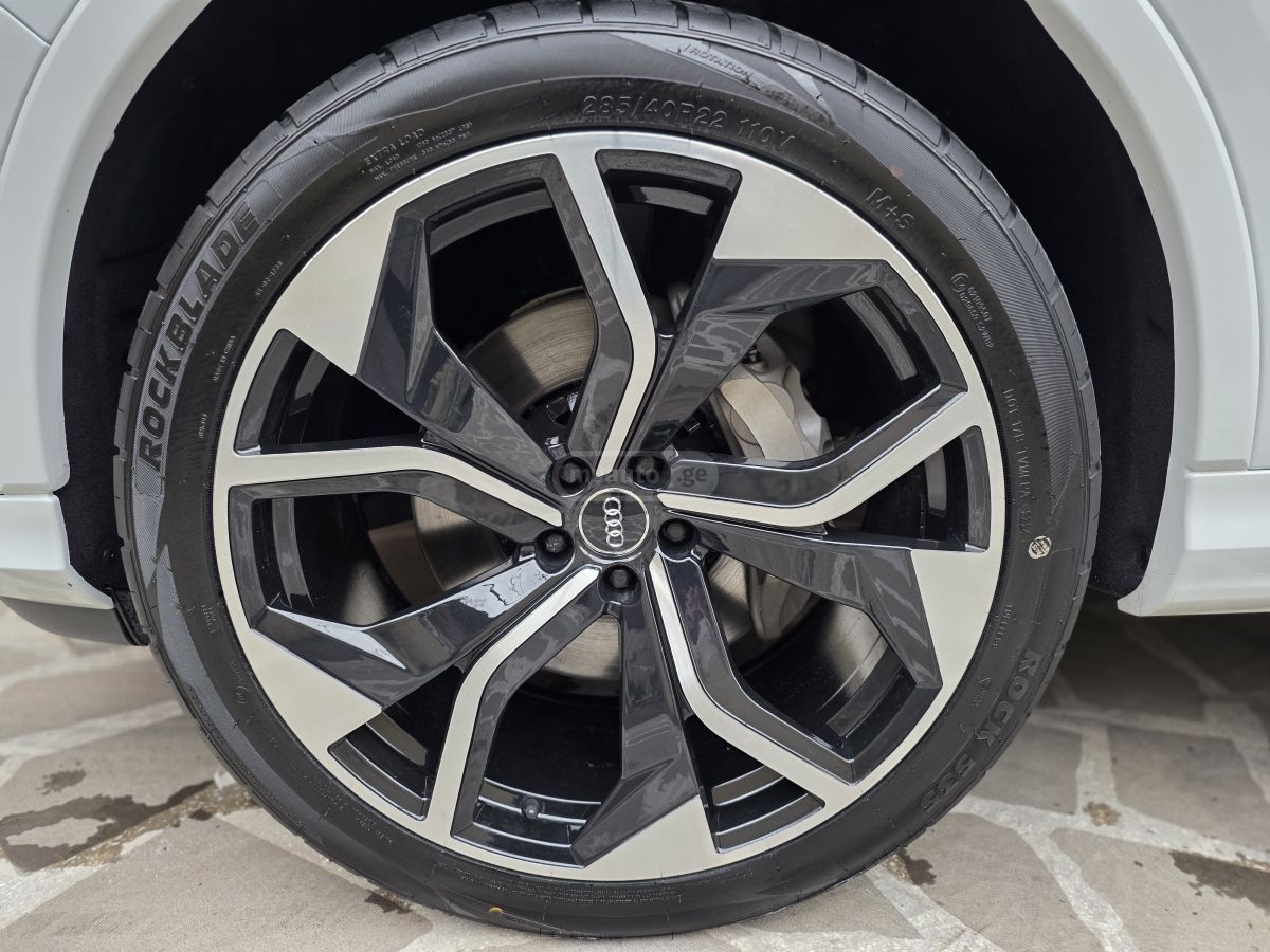 Audi Q7 - фото 12