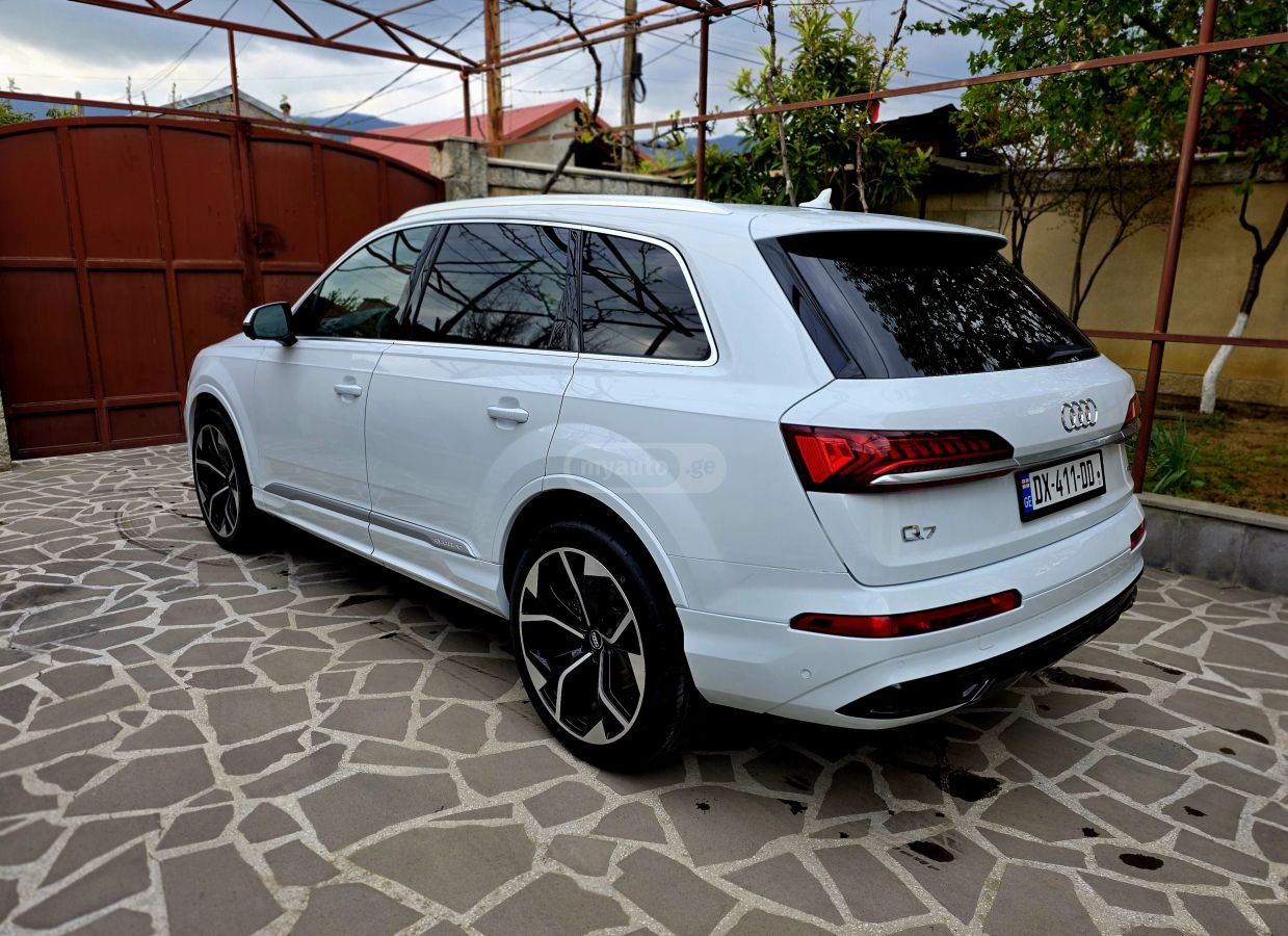 Audi Q7 - фото 6