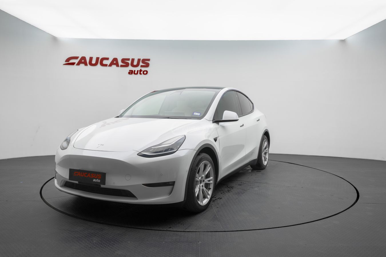 Tesla Model Y - фото 1