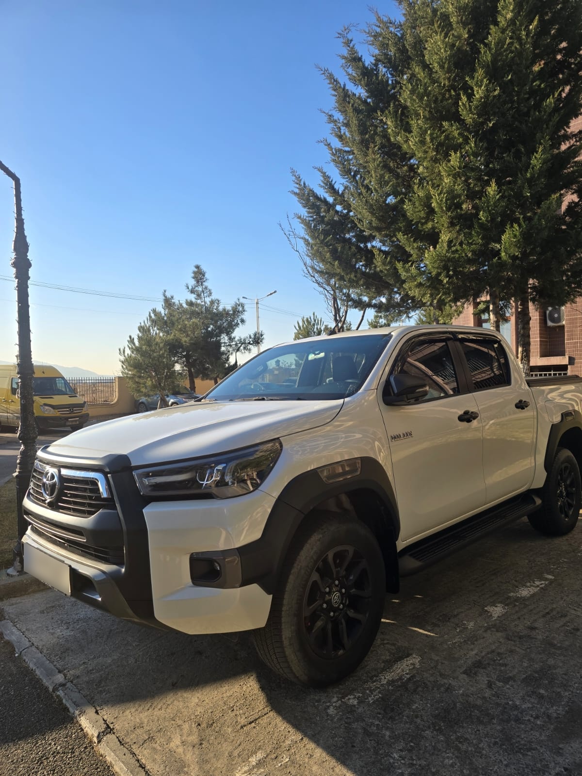 Toyota Hilux - фото 1