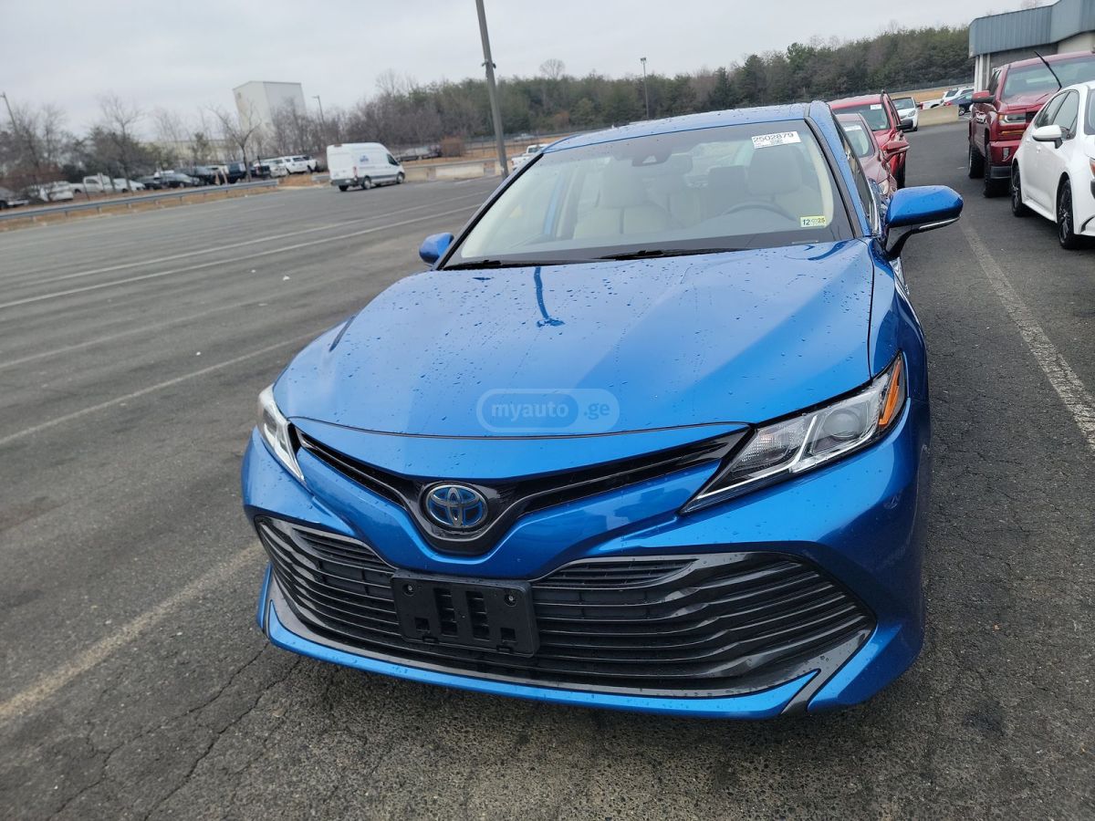 Toyota Camry - фото 1