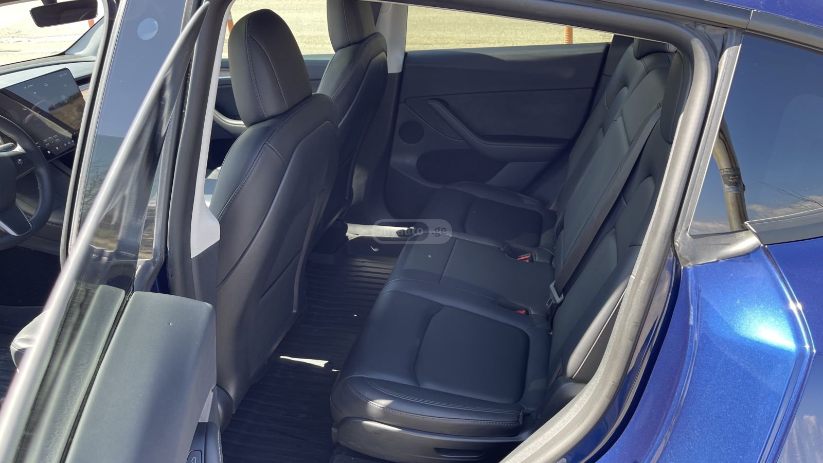 Tesla Model Y - фото 8